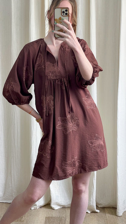 Robe Annia bordeaux brodée manches bouffantes style bohème chic femme coupe fluide mi-longue