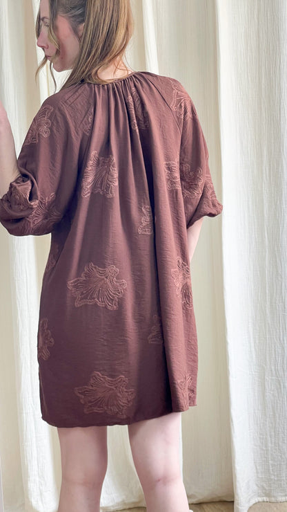 Robe Annia marron chocolat manches courtes broderies florales ton sur ton style bohème chic femme