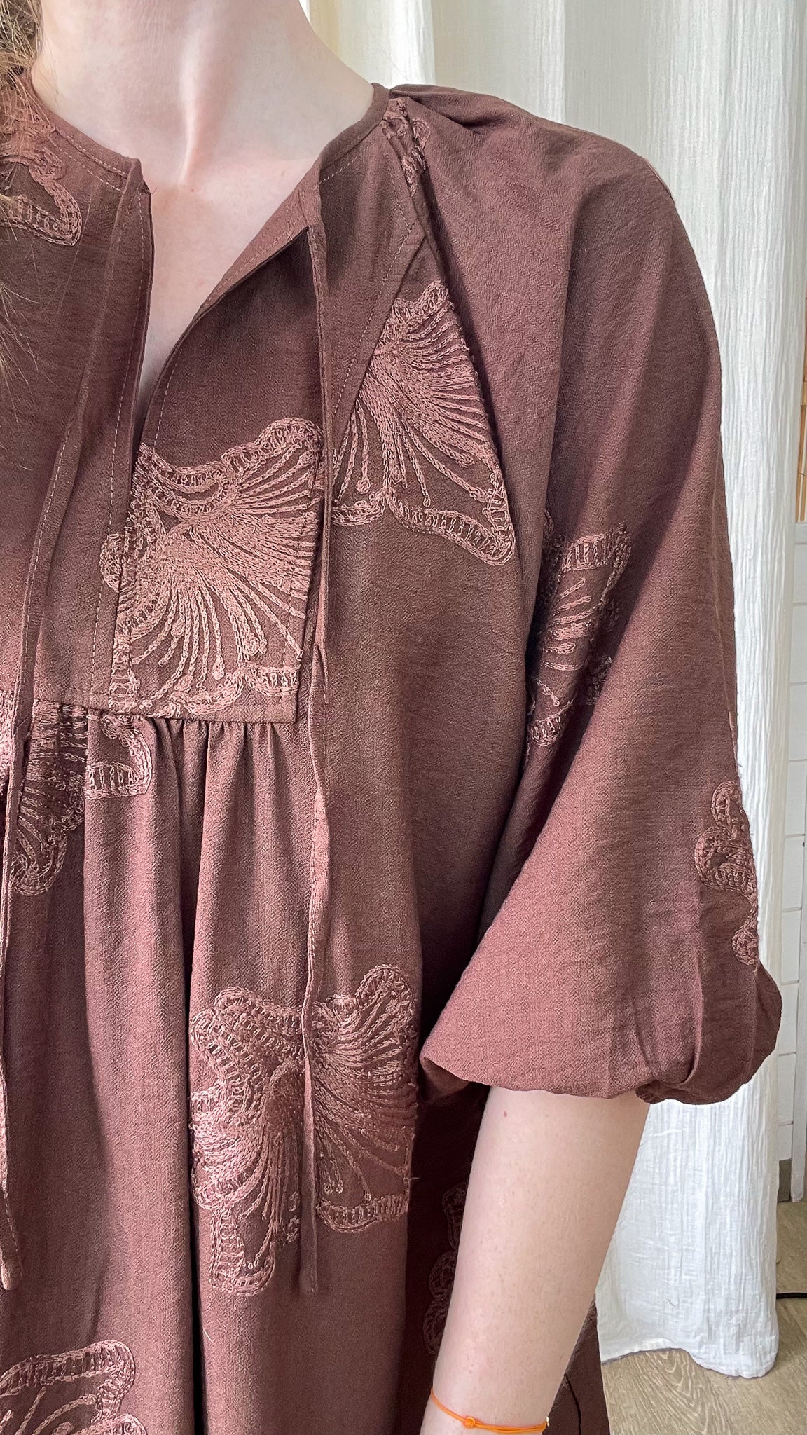 Robe Annia marron chocolat à broderies florales ton sur ton, manches bouffantes 3/4, style bohème chic femme