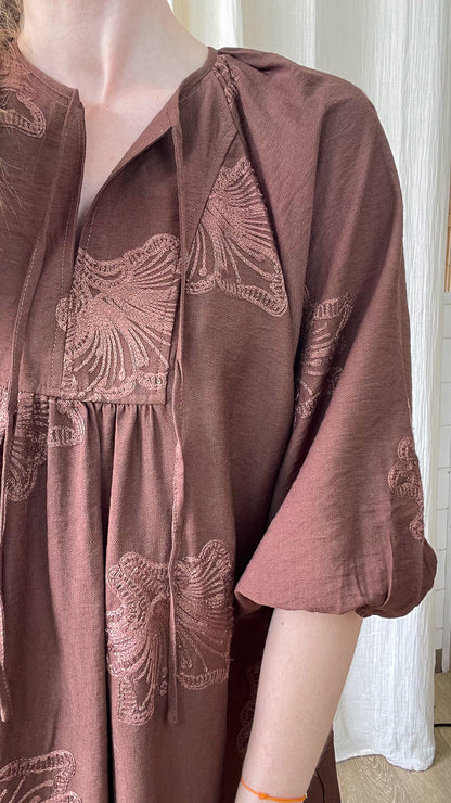 Robe Annia marron chocolat à broderies florales ton sur ton, manches bouffantes 3/4, style bohème chic femme