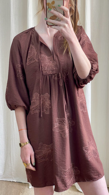 Robe Annia marron broderies florales manches bouffantes style bohème femme, coupe fluide mi-longue avec liens à nouer
