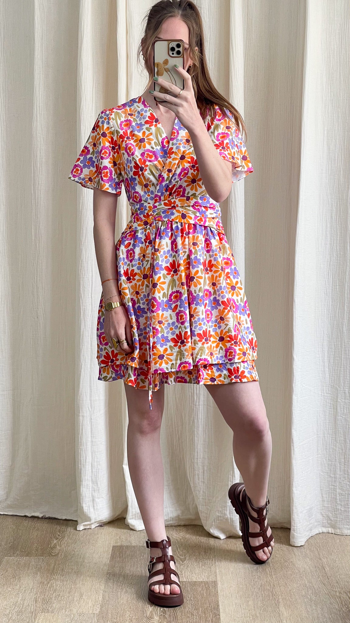 Robe Mélanie courte fleurie multicolore coupe cache-cœur manches courtes évasées style bohème été femme