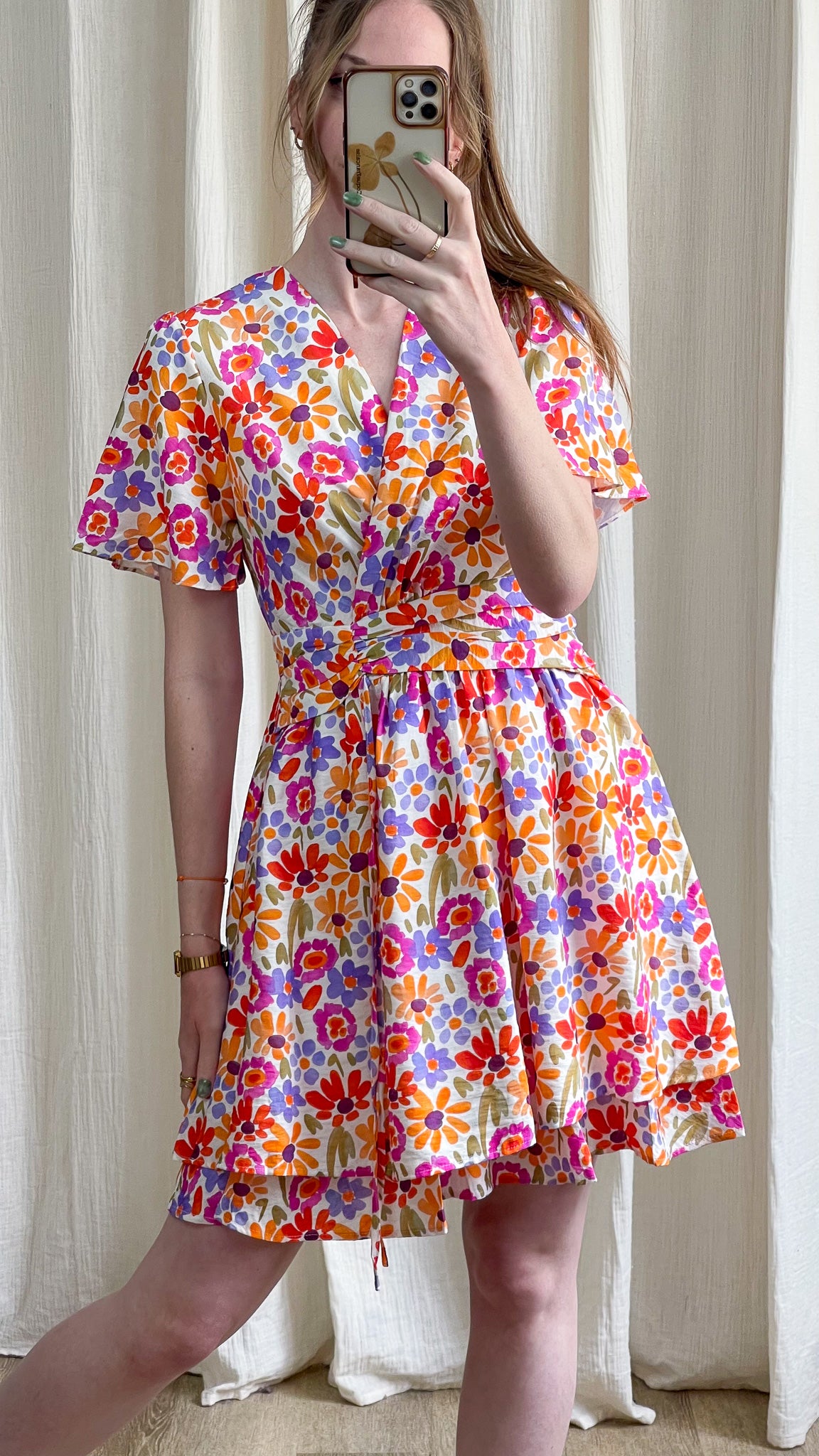 Robe Mélanie courte fleurie multicolore coupe cache-cœur manches courtes évasées style bohème été femme