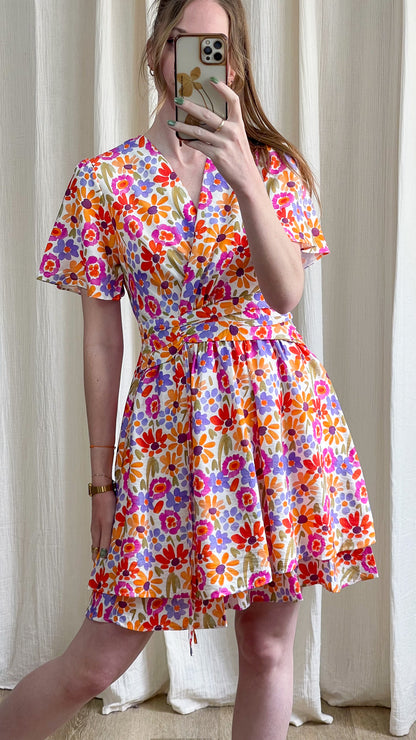 Robe Mélanie courte fleurie multicolore coupe cache-cœur manches courtes évasées style bohème été femme