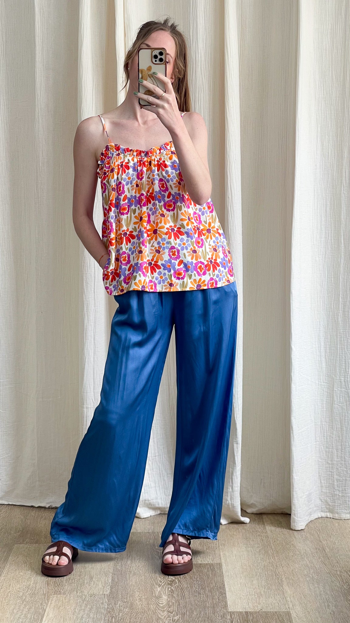 Top à fines bretelles imprimé floral multicolore porté avec pantalon fluide bleu, look été femme bohème chic