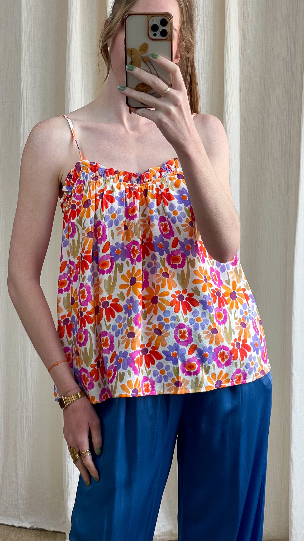 Top à bretelles fines imprimé floral multicolore orange violet rose, coupe fluide évasée femme été