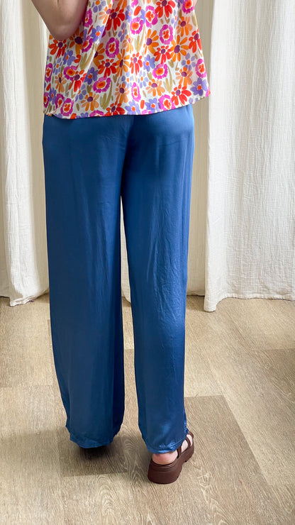 Pantalon fluide bleu pétrole coupe large femme taille haute style bohème chic associé à un top fleuri coloré
