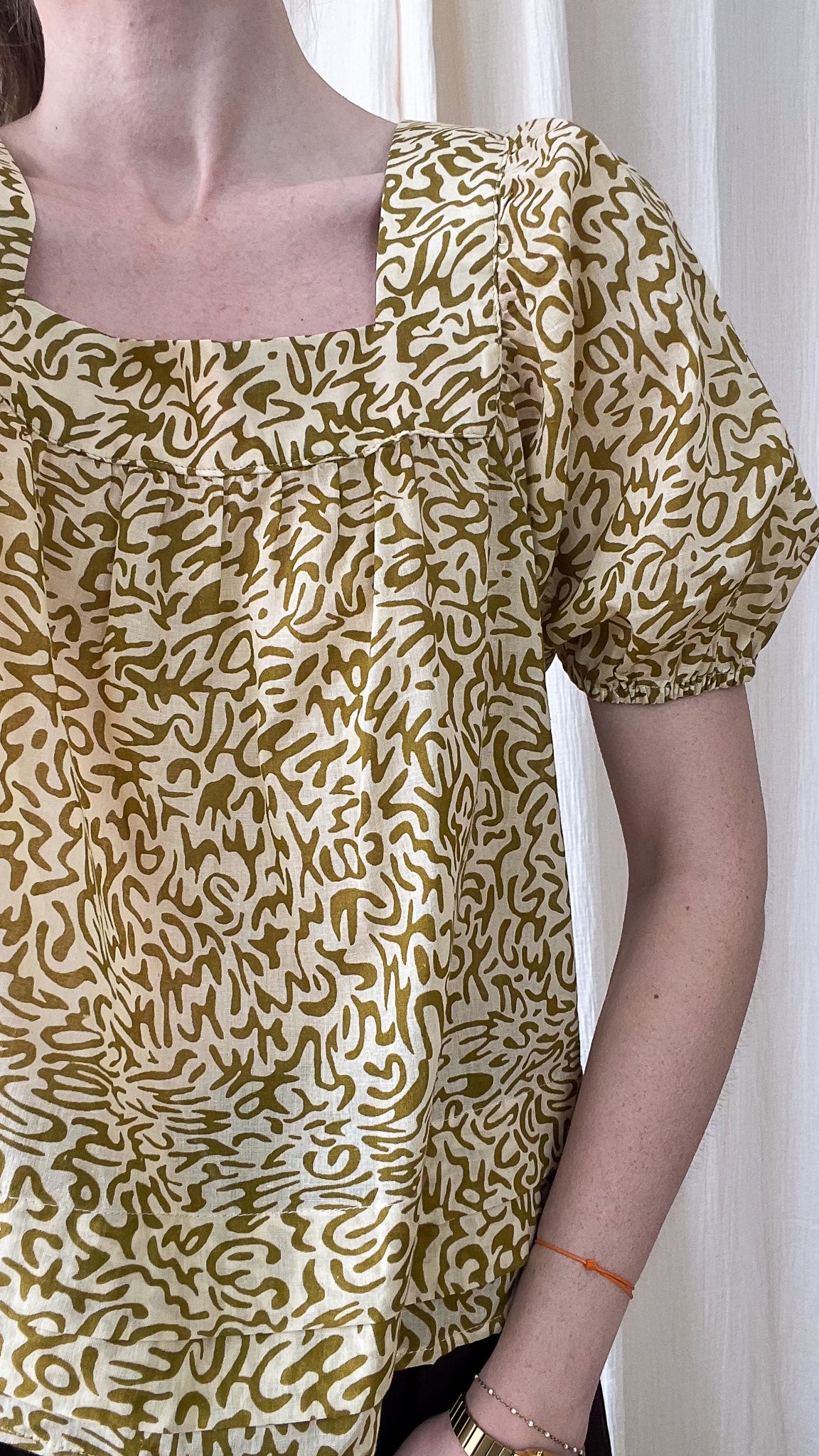 Blouse Théa imprimé abstrait olive et crème manches bouffantes col carré femme style bohème chic