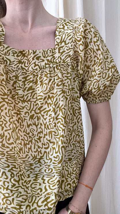 Blouse Théa imprimé abstrait olive et crème manches bouffantes col carré femme style bohème chic