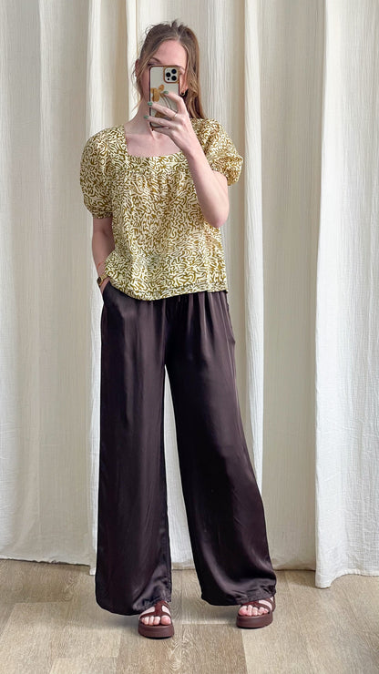 Blouse Théa imprimé abstrait vert olive manches bouffantes col carré femme style bohème chic