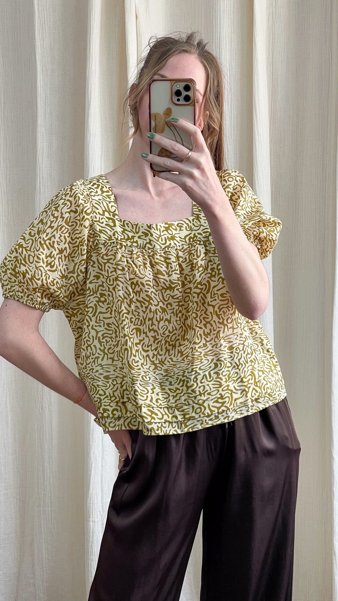 Blouse Théa ample manches bouffantes imprimé abstrait vert olive et crème col carré femme