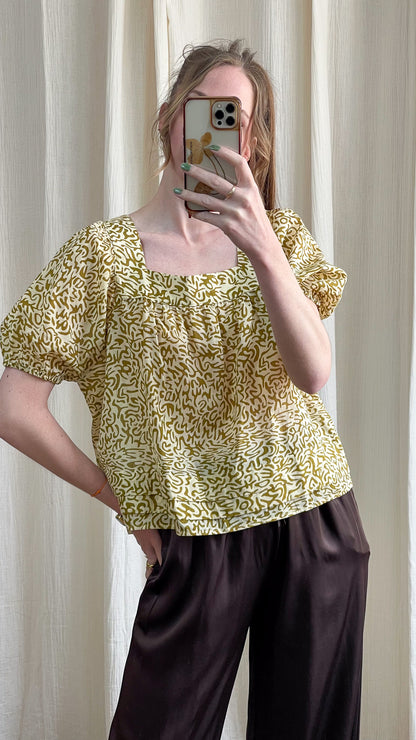 Blouse Théa ample manches bouffantes imprimé abstrait vert olive et crème col carré femme