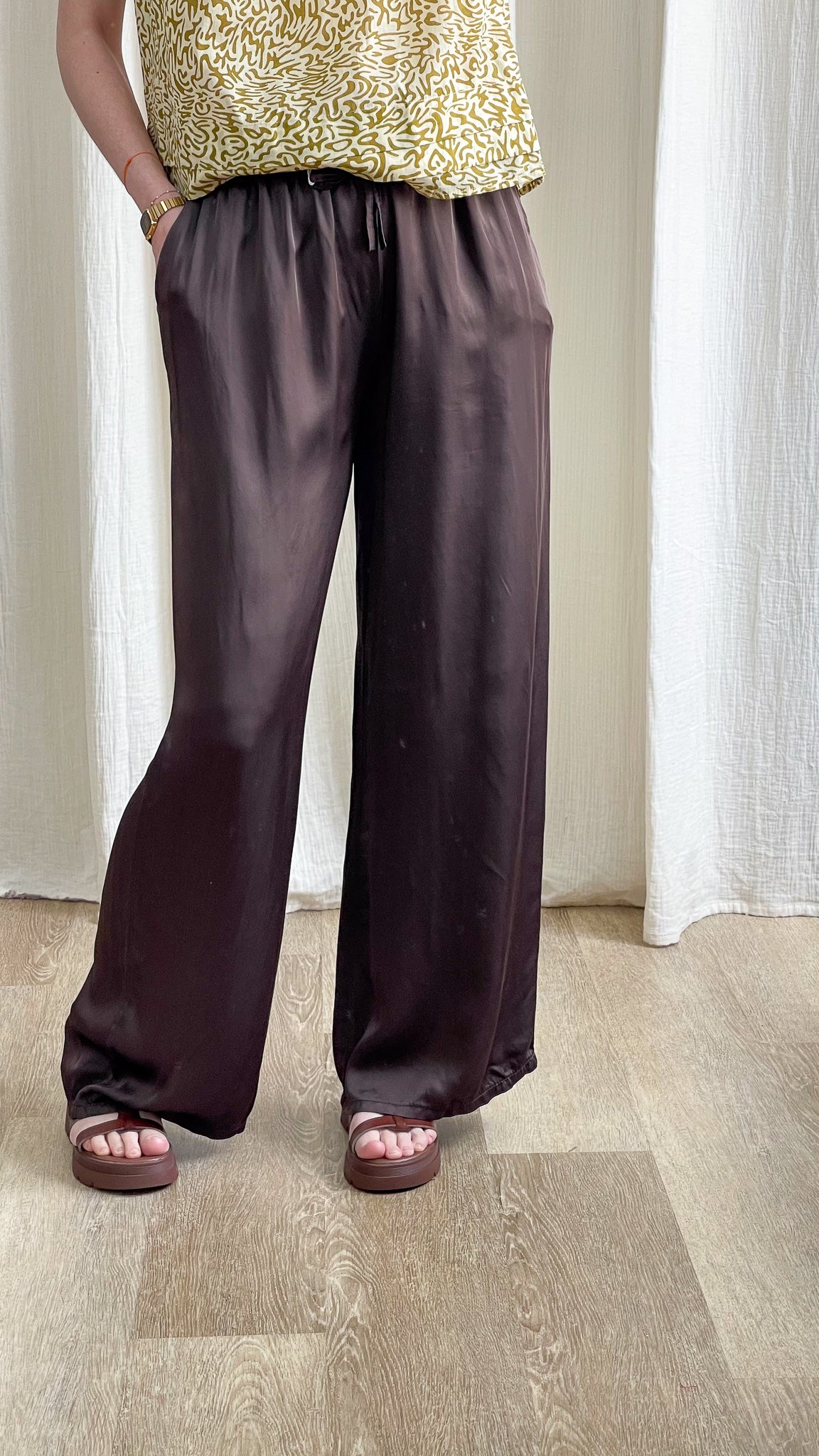 Pantalon Sophie fluide satiné marron chocolat coupe large taille élastique femme style casual chic