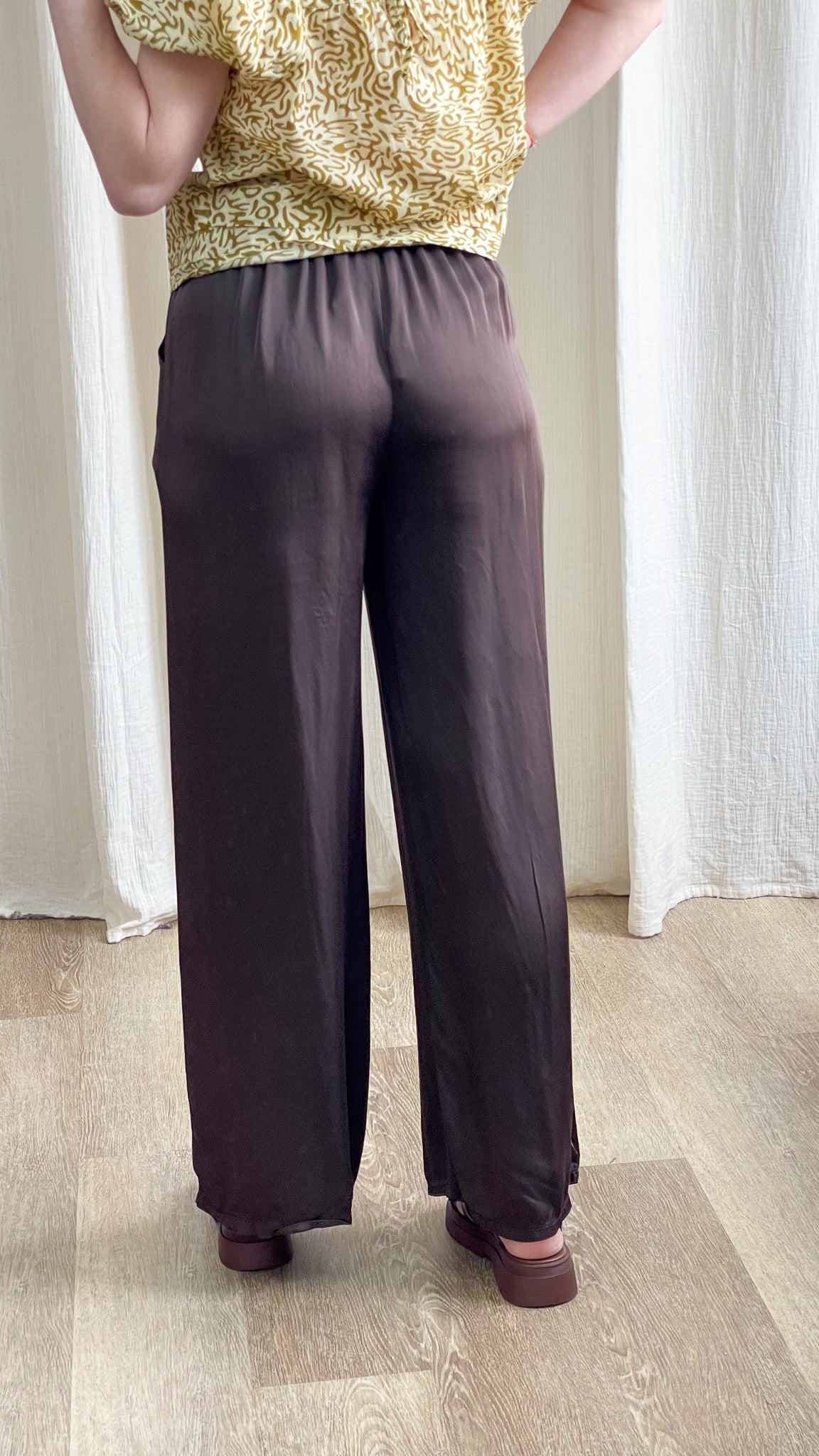 Pantalon fluide noir taille élastique coupe large femme, vue de dos, style décontracté chic
