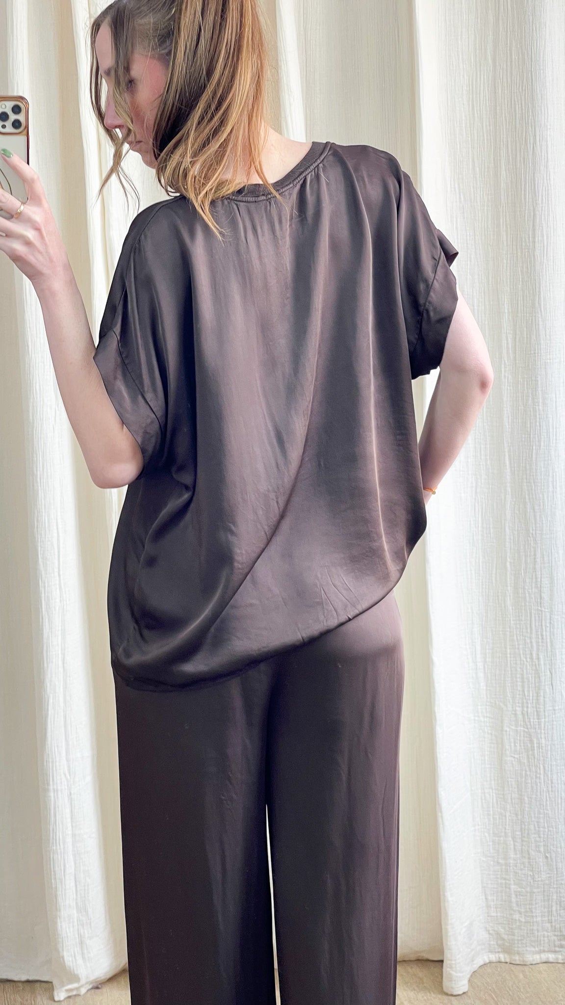 Blouse Samantha noire satinée coupe oversize dos croisé manches courtes femme associée pantalon fluide assorti