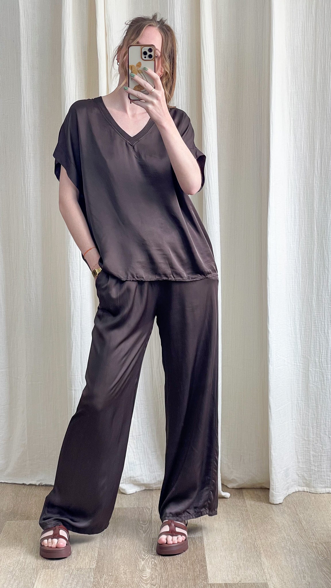 Blouse Samantha noire satinée col V manches courtes fluide femme style chic décontracté