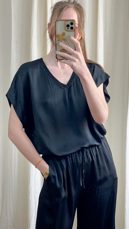 Blouse Samantha noire satinée col V manches courtes fluides femme, tenue décontractée chic assortie pantalon noir