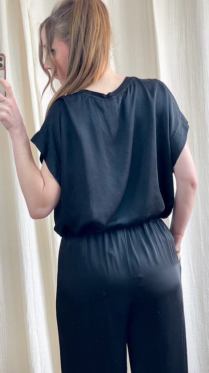 Blouse Samantha noire satinée manches courtes coupe fluide femme, dos avec élastique taille
