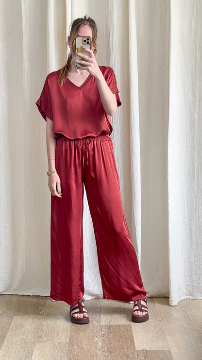 Blouse Samantha bordeaux satinée col V manches courtes fluides avec pantalon assorti tenue chic femme