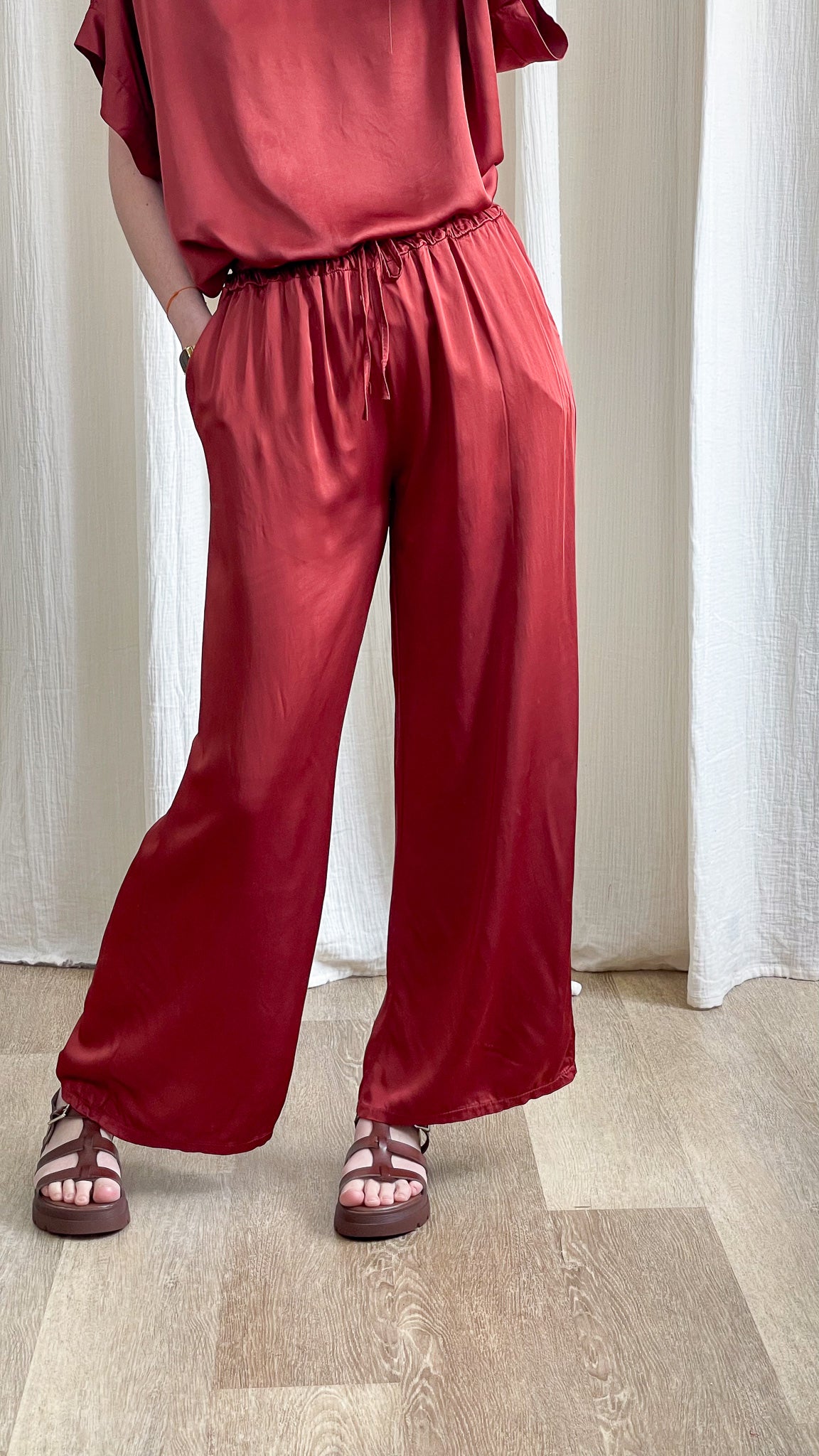 Pantalon fluide satin rouge bordeaux coupe large taille élastique femme style casual chic