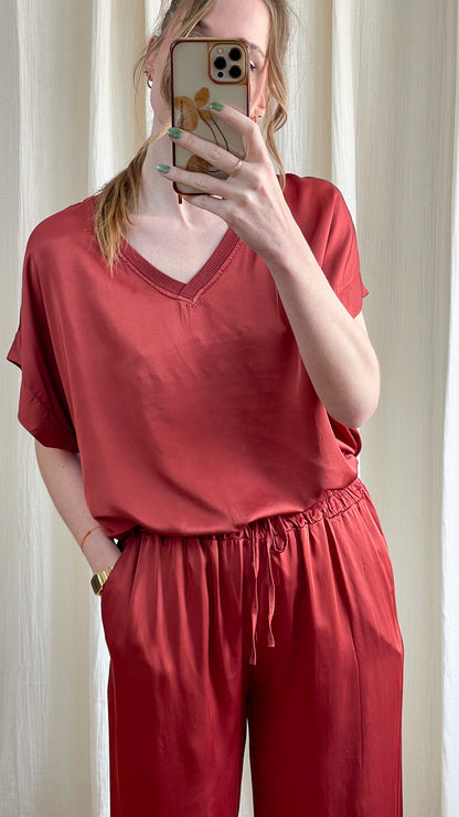 Blouse Samantha rouge brique col V manches courtes fluide avec pantalon assorti ensemble loungewear femme