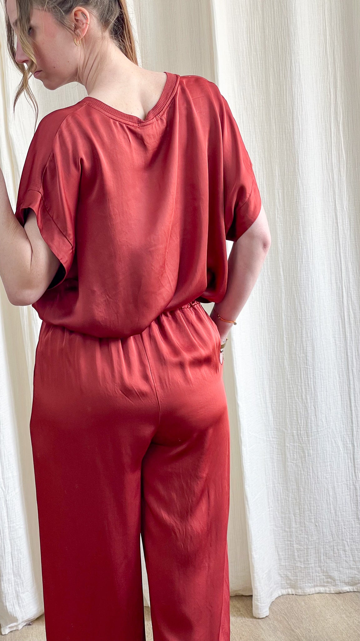 Combinaison fluide rouge brique manches courtes col V femme, tenue élégante décontractée dos