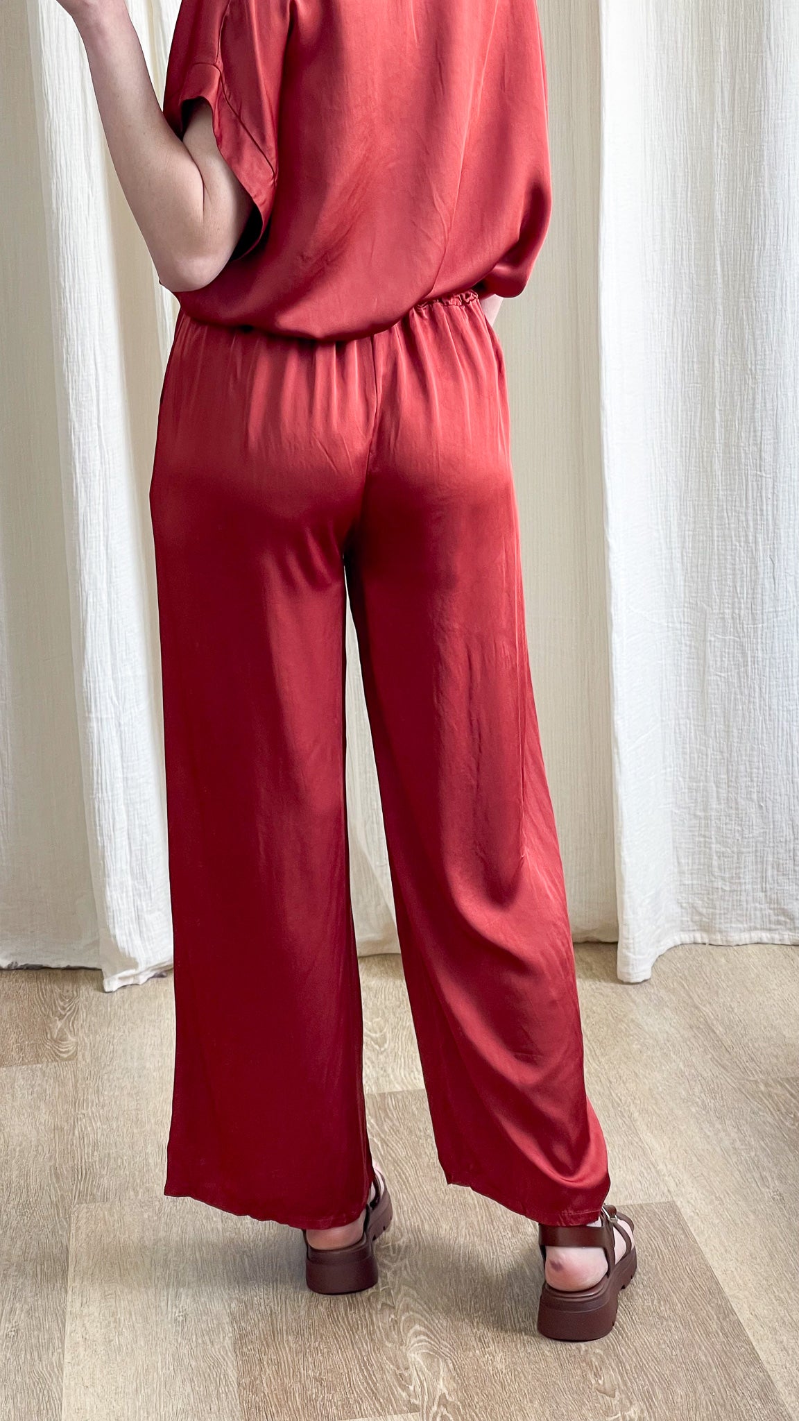Pantalon large fluide rouge bordeaux taille élastique femme style bohème chic porté avec sandales plateformes