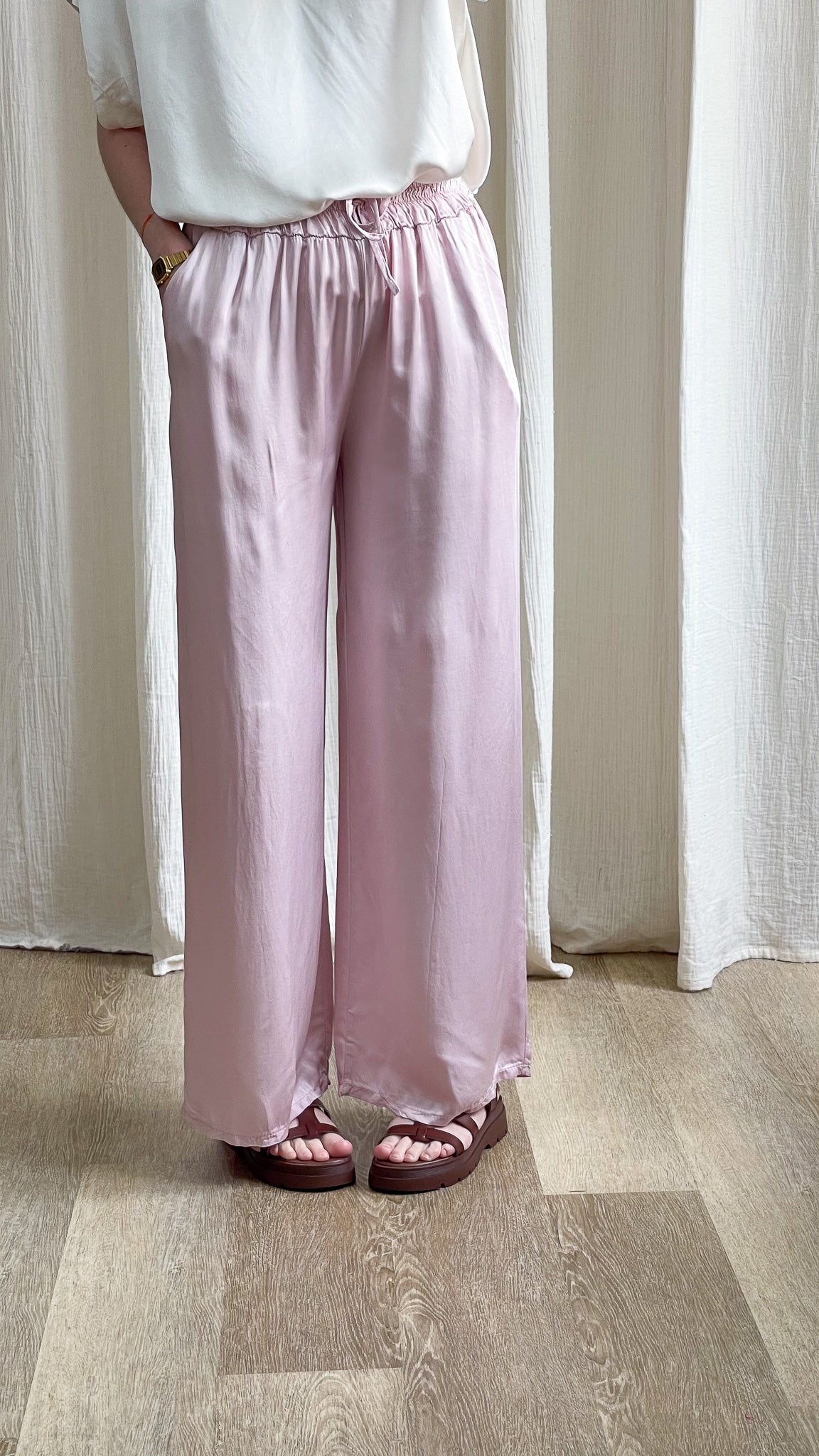 Pantalon Sophie rose satiné fluide taille élastique avec lien, coupe large palazzo femme été