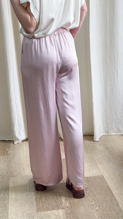 Pantalon fluide rose pâle satiné taille élastique coupe large femme style bohème chic