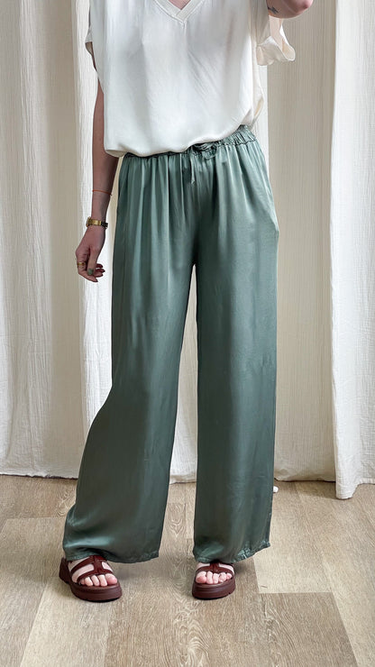 Pantalon Sophie fluide satiné vert sauge taille élastique avec lien, coupe large palazzo femme été