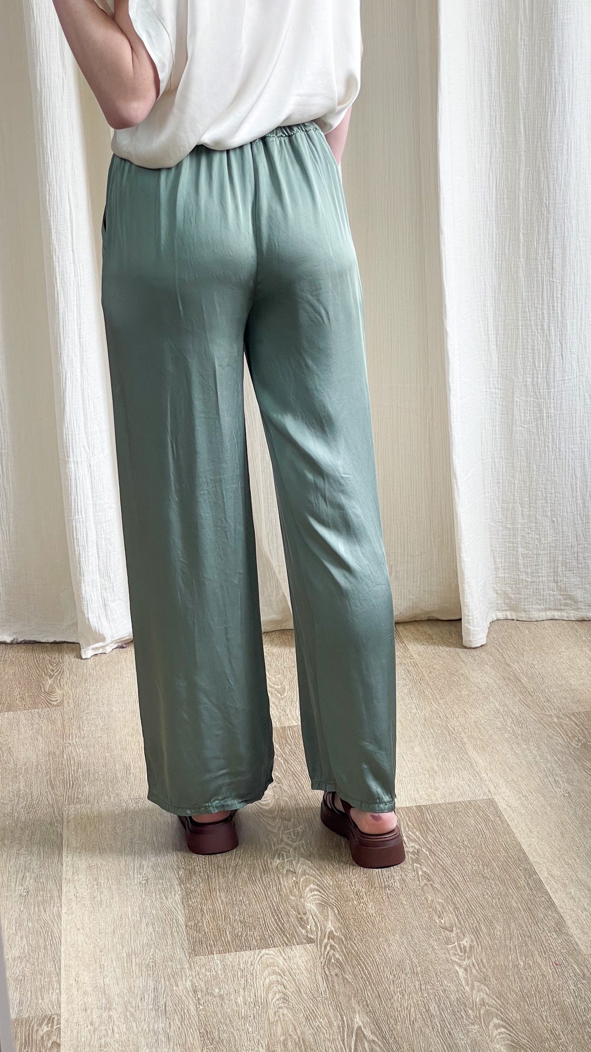 Pantalon fluide vert sauge taille élastique coupe large femme, style casual chic confortable