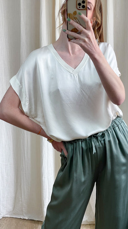 Blouse Samantha blanc cassé col V manches courtes fluide femme associée pantalon satiné vert sauge tenue chic décontractée