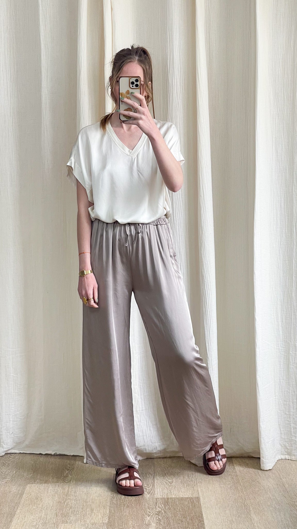 Pantalon Sophie fluide satiné taupe taille élastique avec cordon femme style casual chic