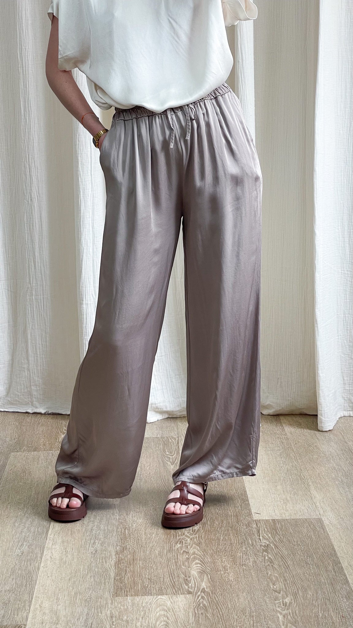 Pantalon fluide satiné gris taupe coupe large taille élastique femme style casual chic