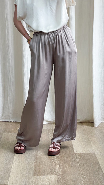 Pantalon fluide satiné gris taupe coupe large taille élastique femme style casual chic