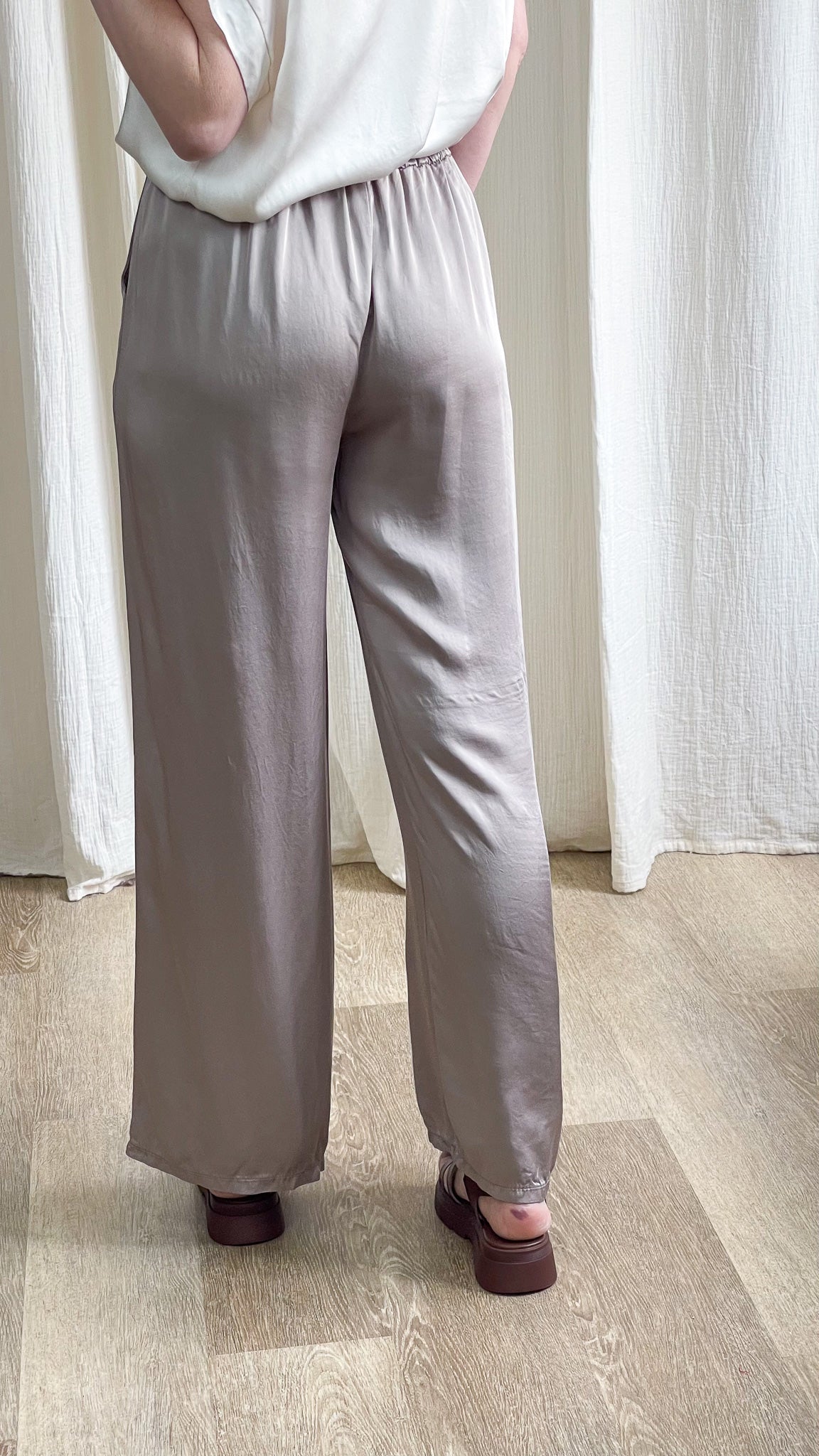 Pantalon Sophie fluide taille élastique coupe large gris taupe femme style casual chic