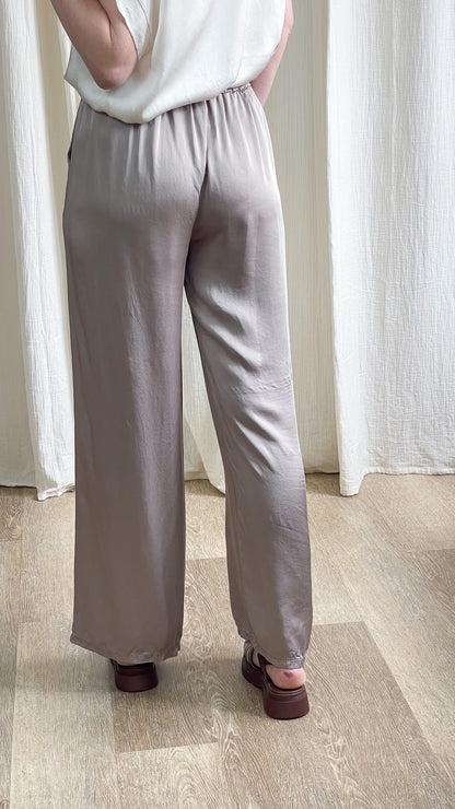 Pantalon Sophie fluide taille élastique coupe large gris taupe femme style casual chic