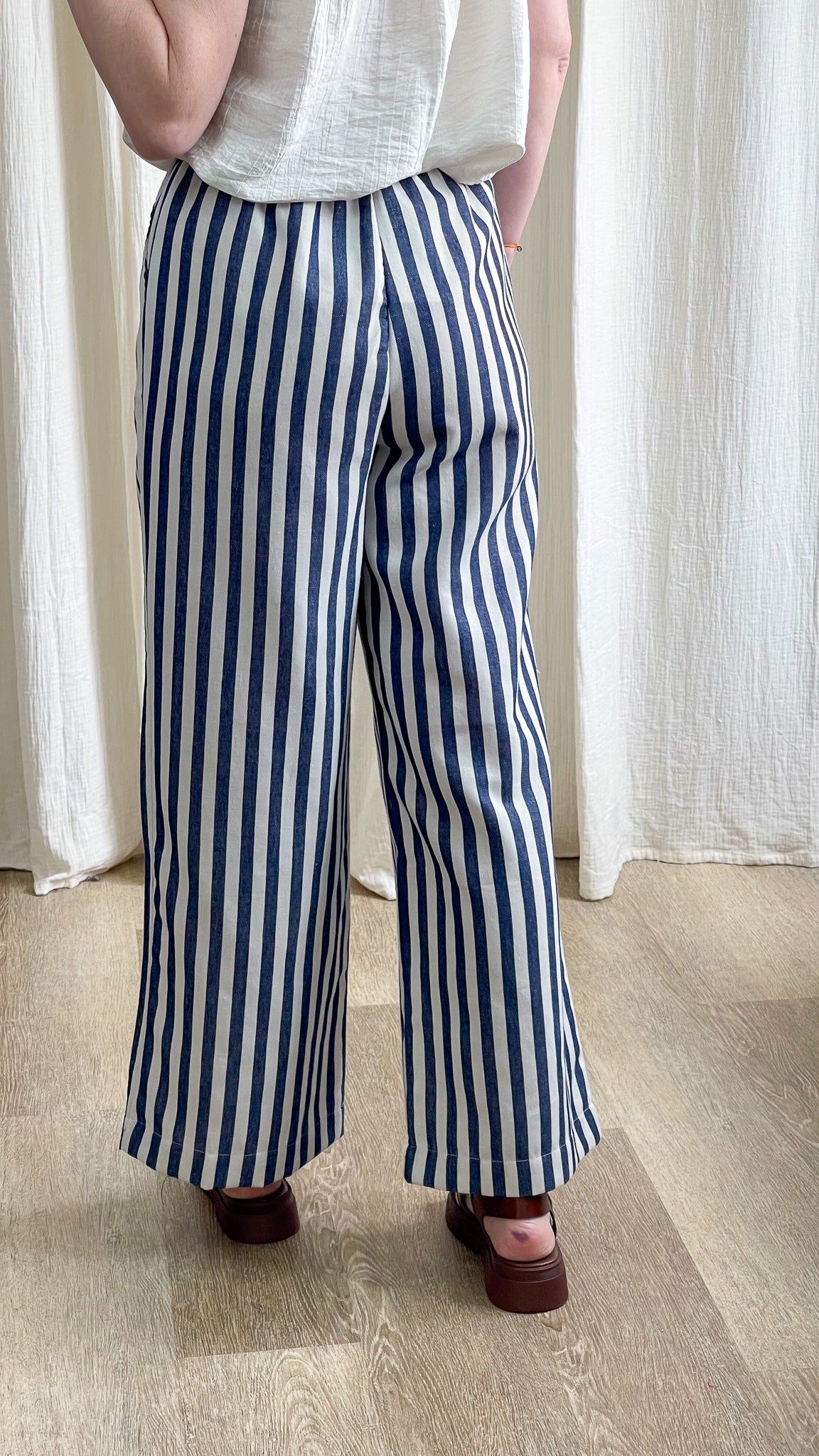 Pantalon large rayé bleu marine et blanc taille haute coupe fluide femme style marin