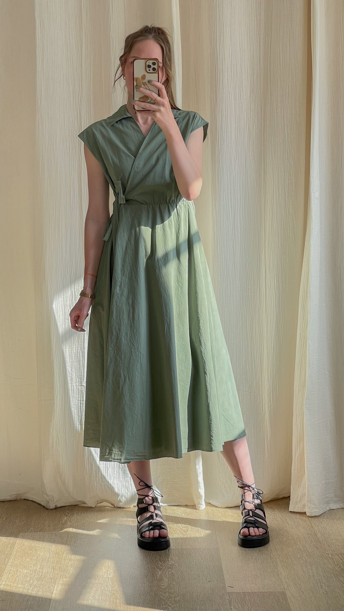 Robe Laurine verte sauge midi portefeuille avec col et manches courtes style minimaliste femme été