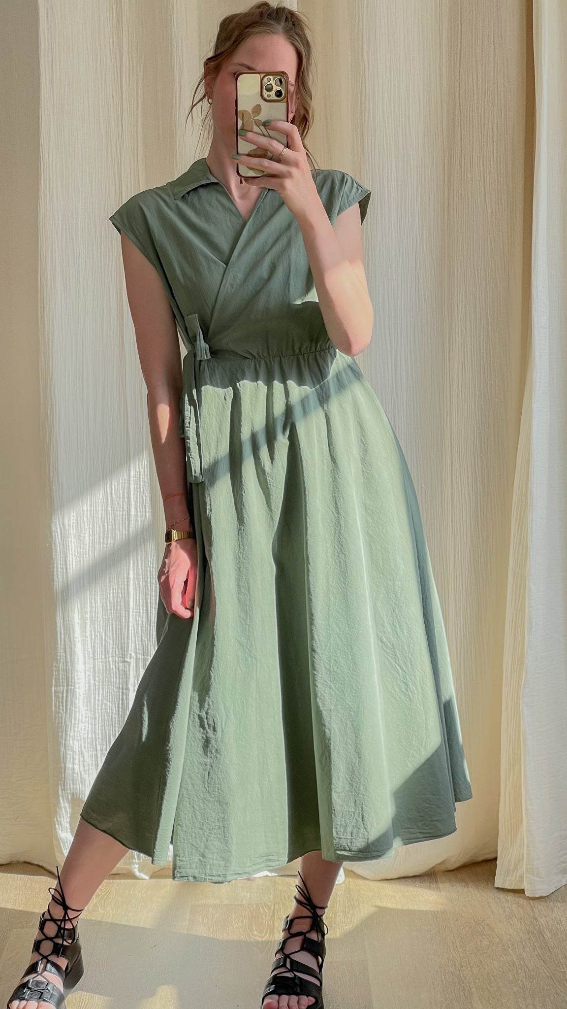 Robe Laurine vert sauge style portefeuille col tailleur manches courtes coupe évasée mi-longue femme été