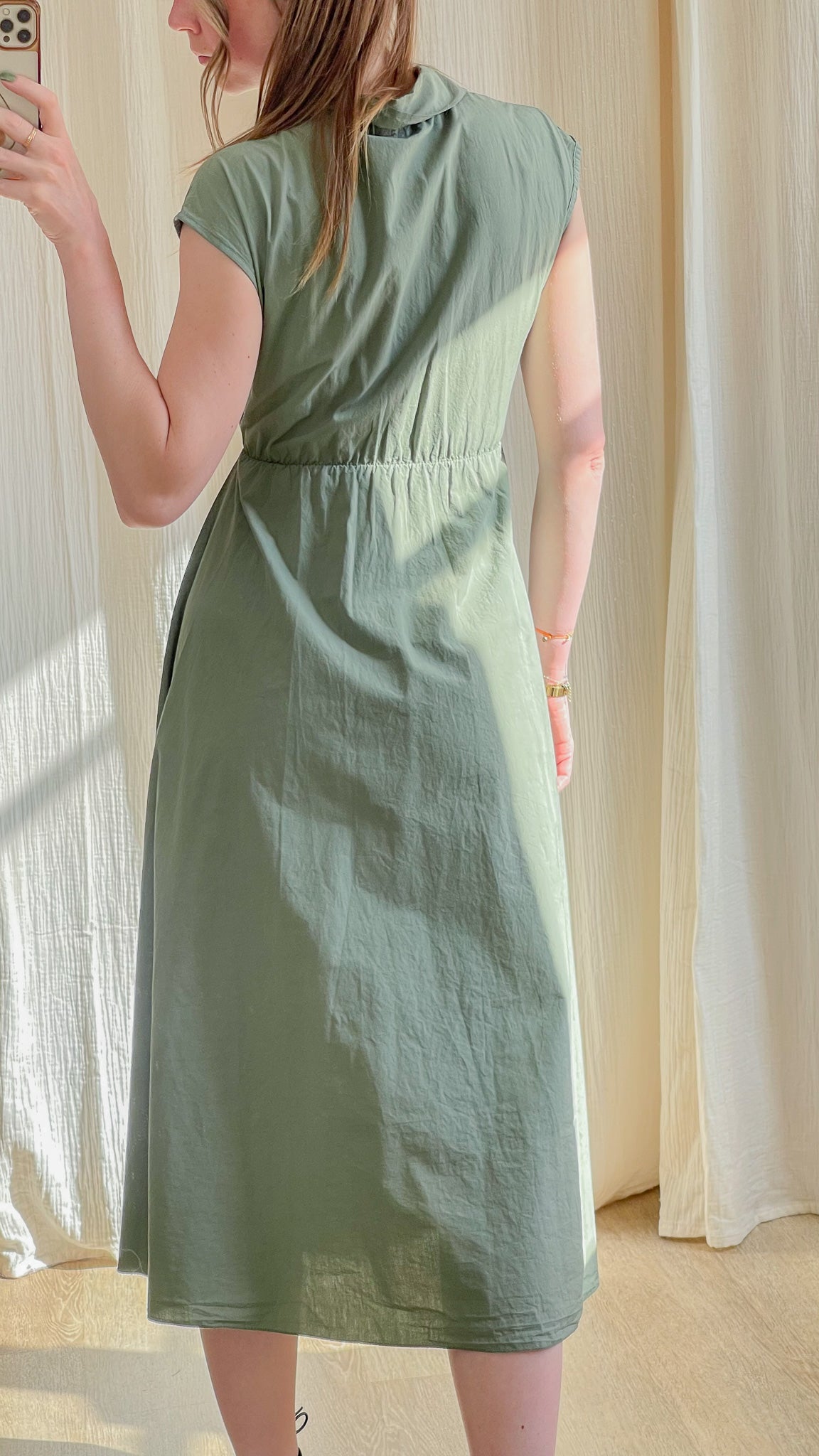 Robe Laurine vert sauge mi-longue col montant taille élastiquée dos femme style minimaliste été