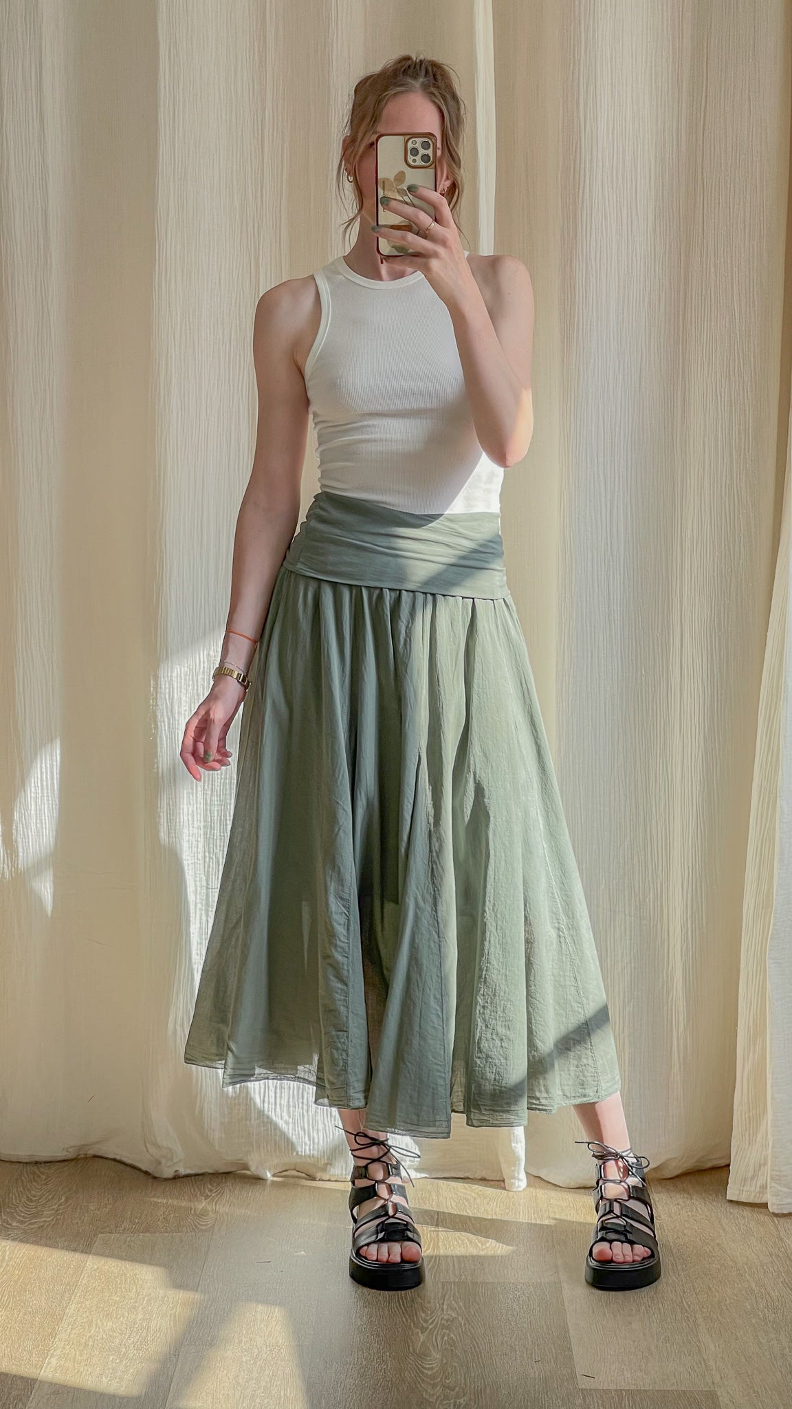 Jupe longue fluide vert sauge taille haute plissée femme style bohème chic avec ceinture drapée
