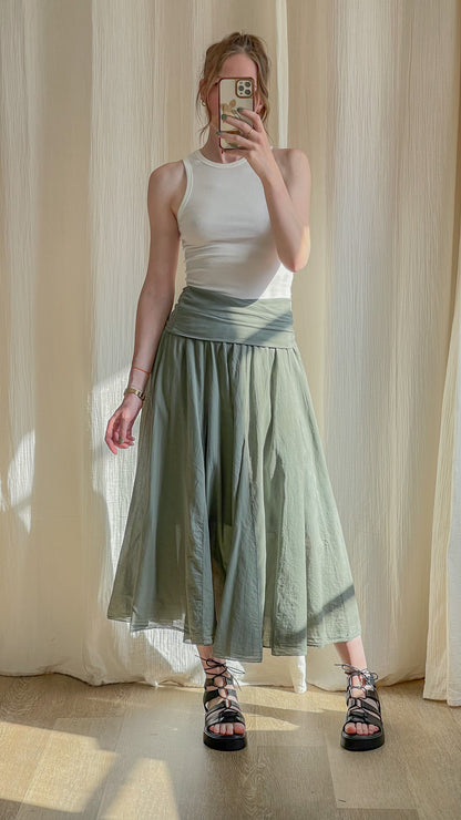 Jupe longue fluide vert sauge taille haute plissée femme style bohème chic avec ceinture drapée