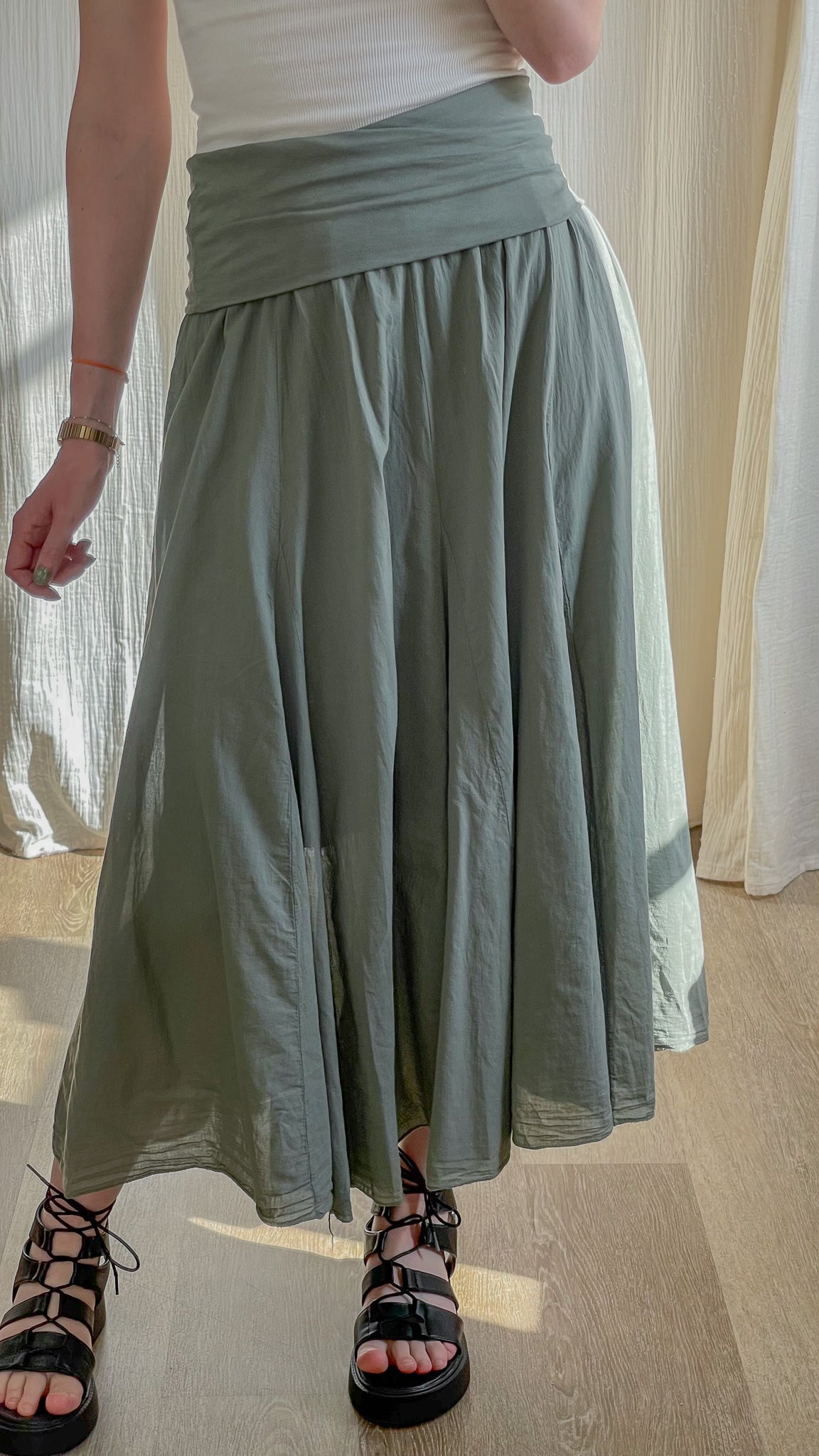 Jupe longue fluide vert sauge taille haute plissée style bohème femme Miranda