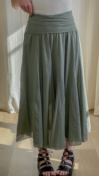 Jupe longue fluide vert sauge taille haute plissée style bohème femme avec ceinture élastiquée