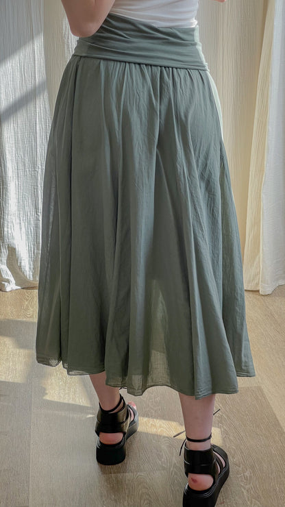 Jupe midi fluide vert sauge taille haute froncée Miranda style bohème femme portée avec sandales noires