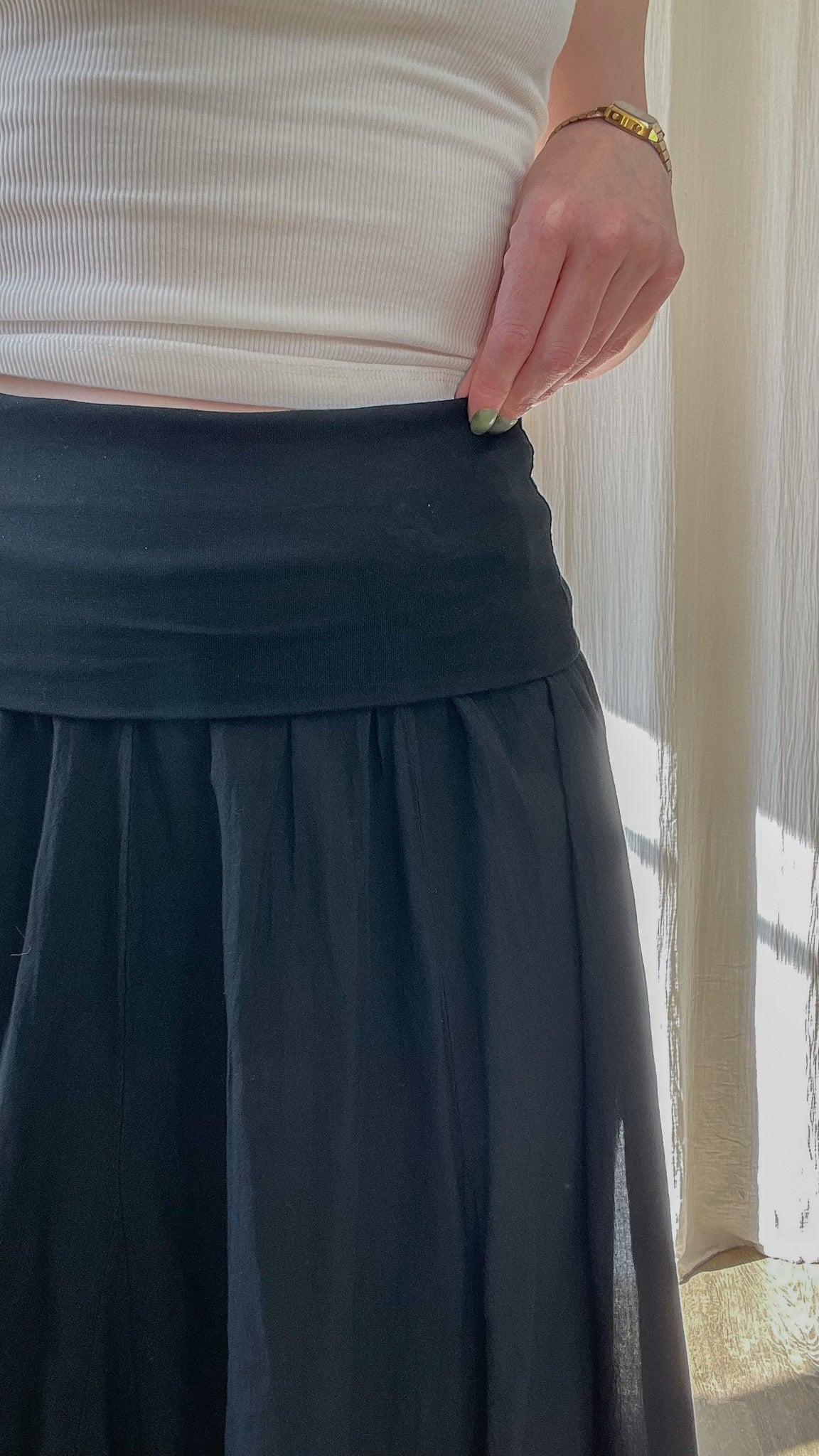 Jupe longue noire fluide taille élastique large femme, style casual chic porté avec top blanc côtelé
