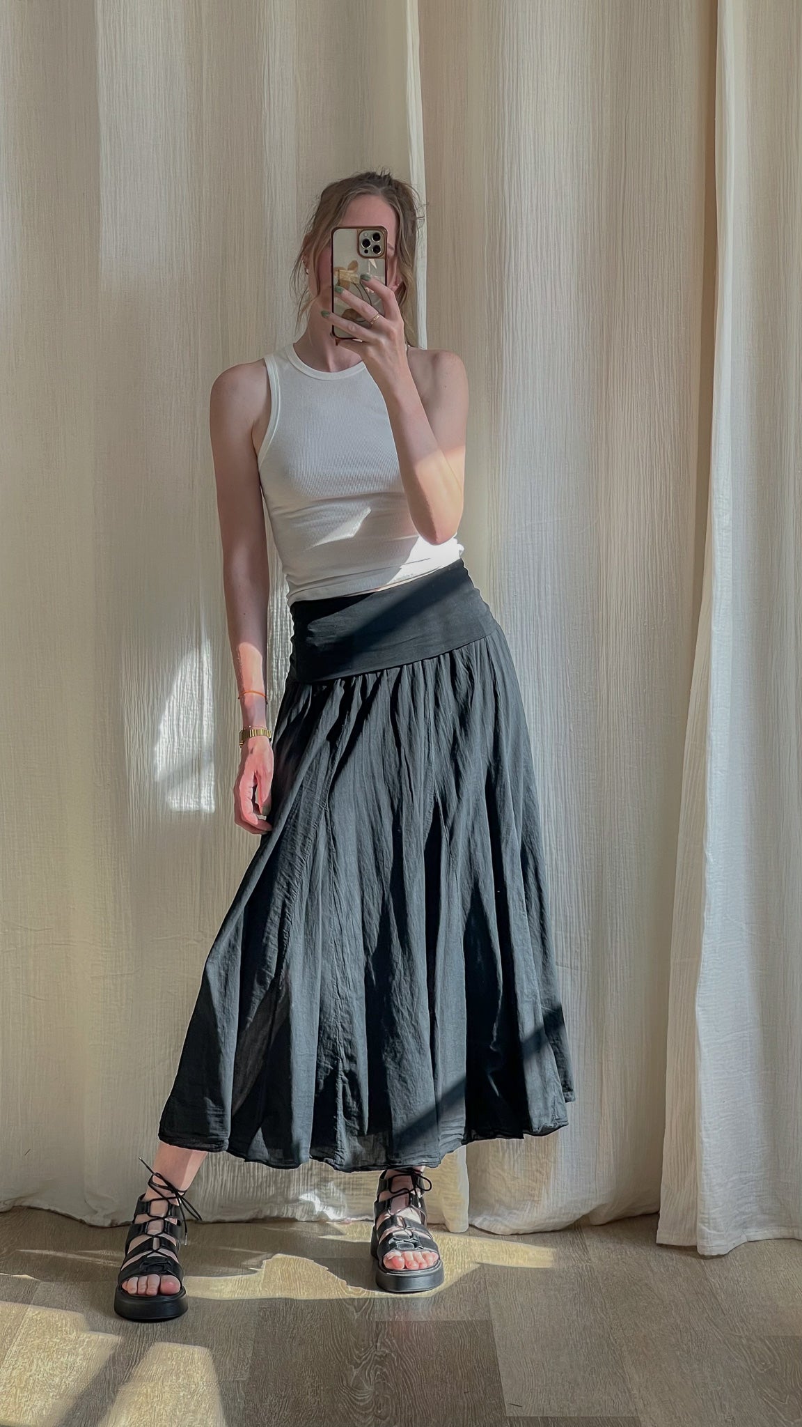 Jupe midi noire fluide plissée taille haute femme, coupe évasée bohème chic avec débardeur blanc