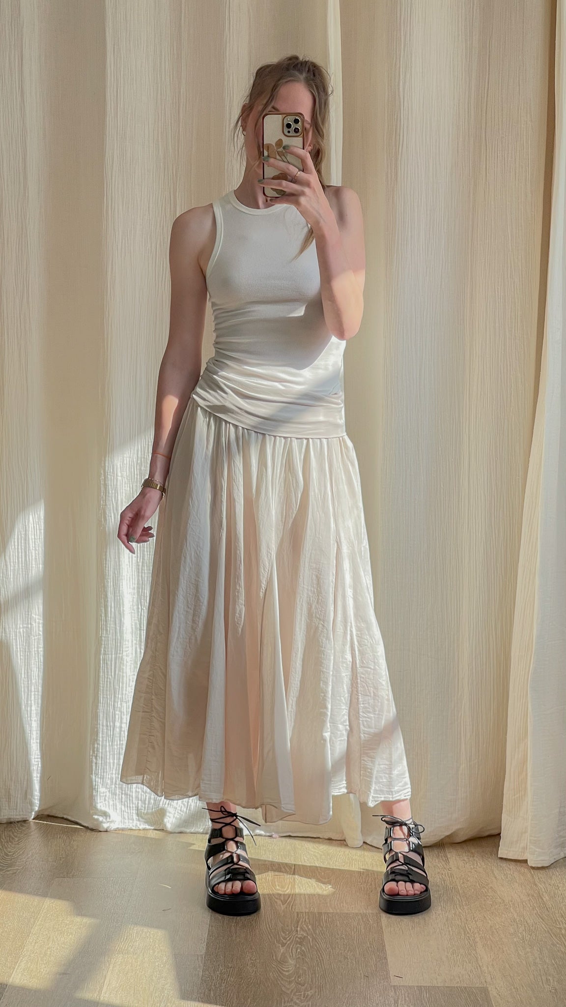 Jupe midi fluide blanc cassé taille froncée Miranda portée avec top débardeur blanc femme style minimaliste chic