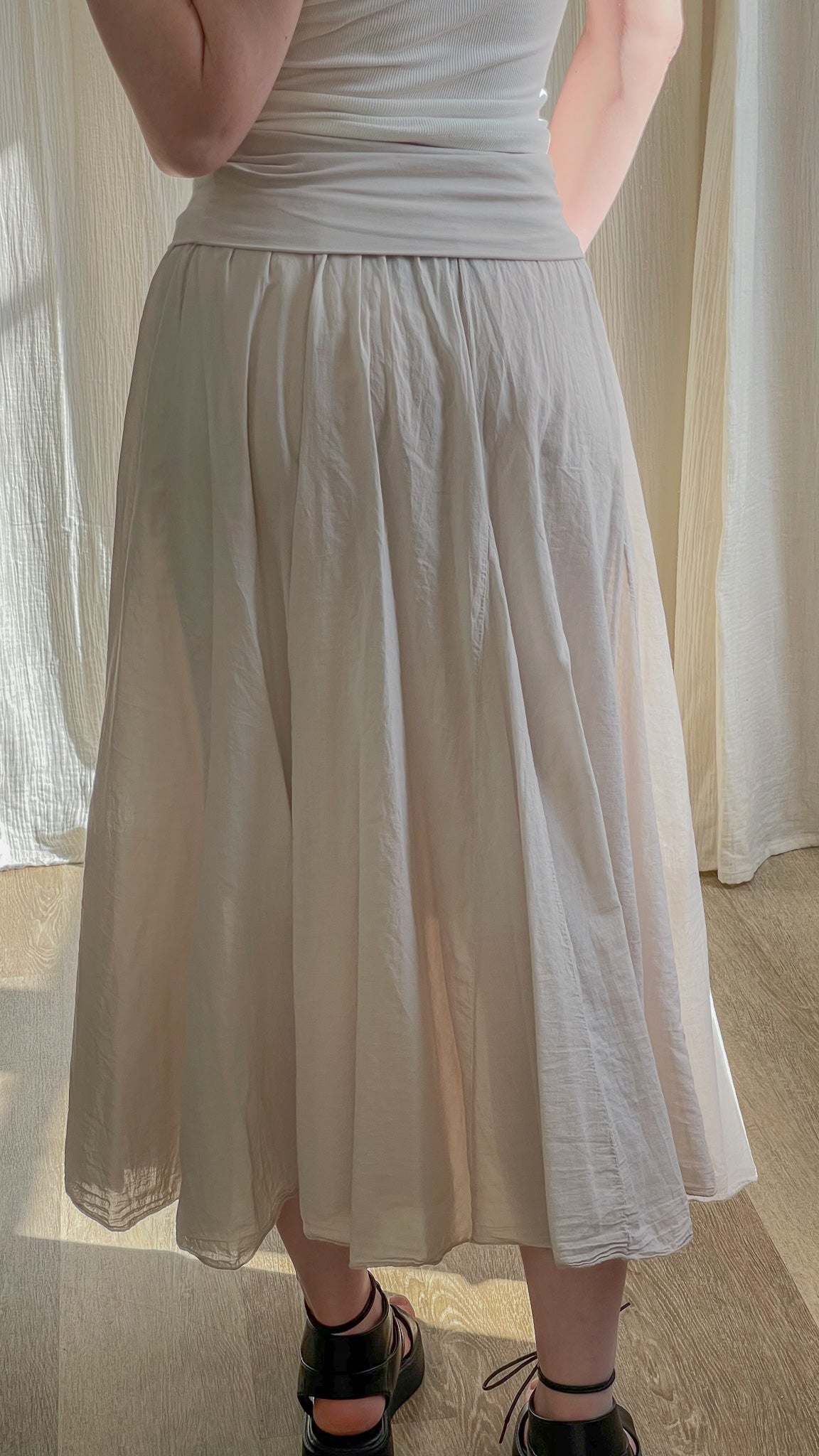 Jupe midi fluide beige taille élastique froncée coupe évasée femme style bohème chic